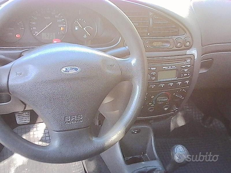 Usata Ford Fiesta 75 CV (55 kW) 2002 Bianco Utilitaria