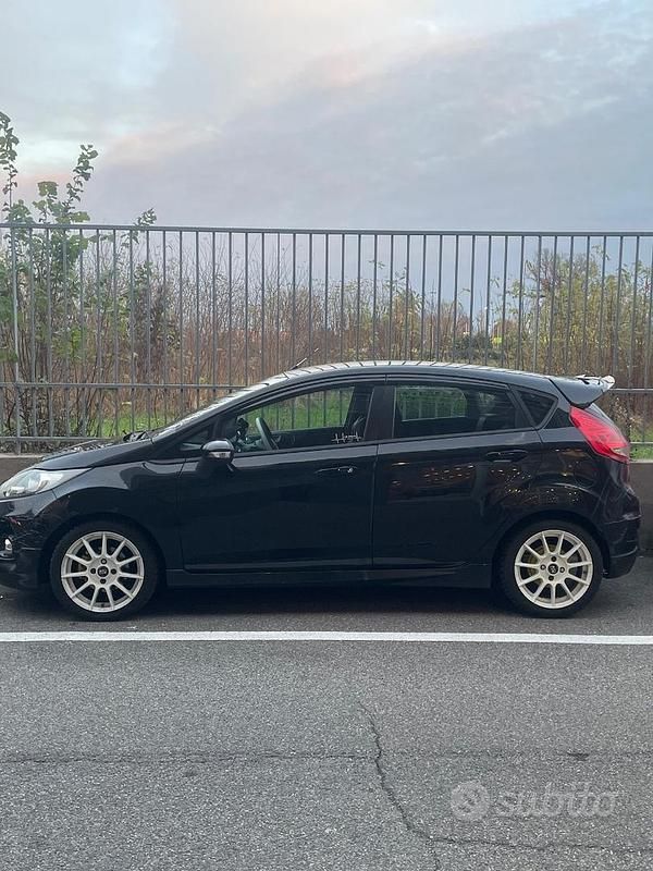 Usata Ford Fiesta 60 CV (44 kW) 2011 Nero Utilitaria