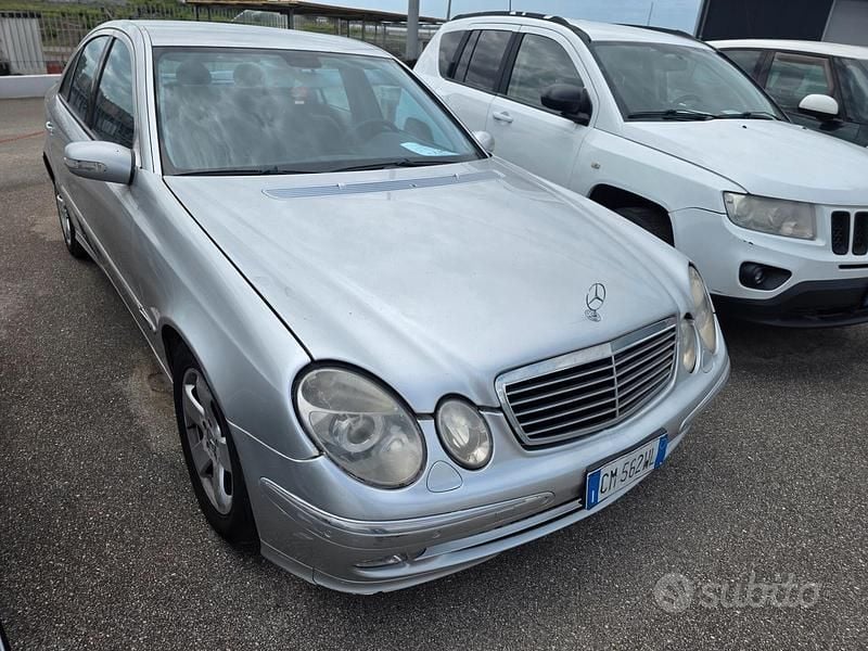 Usado Mercedes E320 Avantgarde 204 CV (150 kW) 2004 Gris Berlina