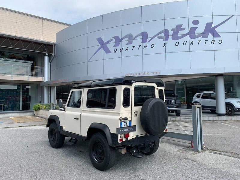 Usata Land Rover Defender 136 CV (100 kW) 1996 Beige pastello Utilitaria