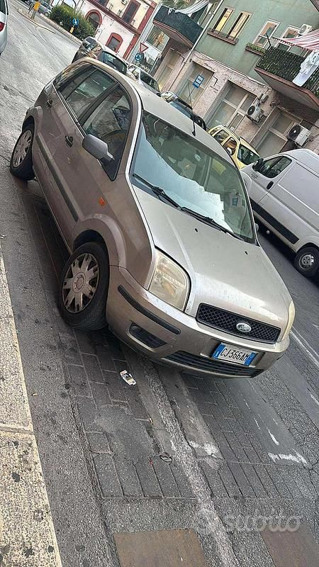 Usata Ford Fusion 80 CV (58 kW) 2003 Grigio Berlina