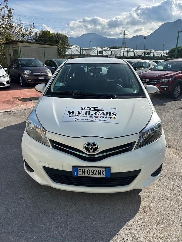 Bianco Usata 2012 Toyota Yaris Lounge Tre volumi | 4499 € (Ottimo prezzo) - Immagine 1/4