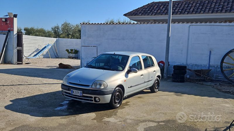 Usata Renault Clio II 58 CV (42 kW) 2000 Grigio Utilitaria