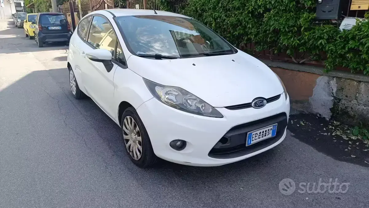 Begagnad Ford Fiesta 75 HK (55 kW) 2010 Vit Sedan