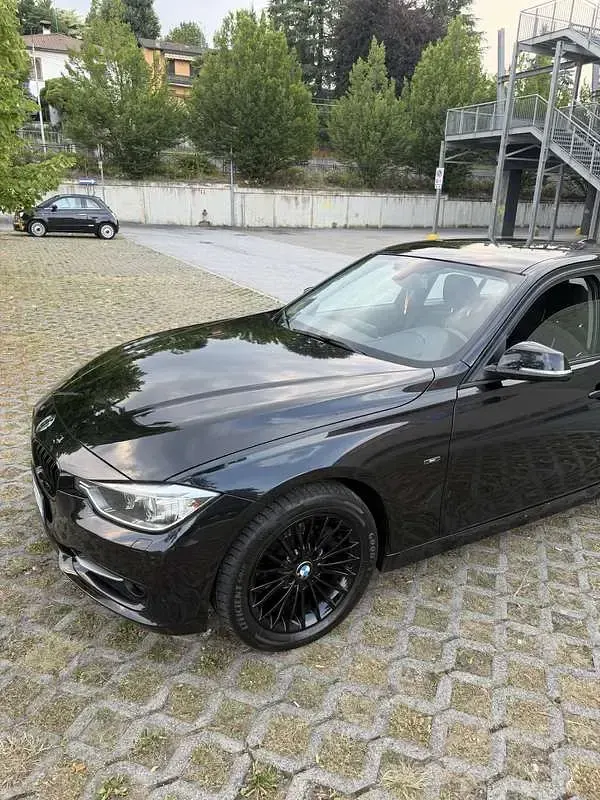 Usata BMW 318 Sport Line 143 CV (105 kW) 2012 Nero Berlina