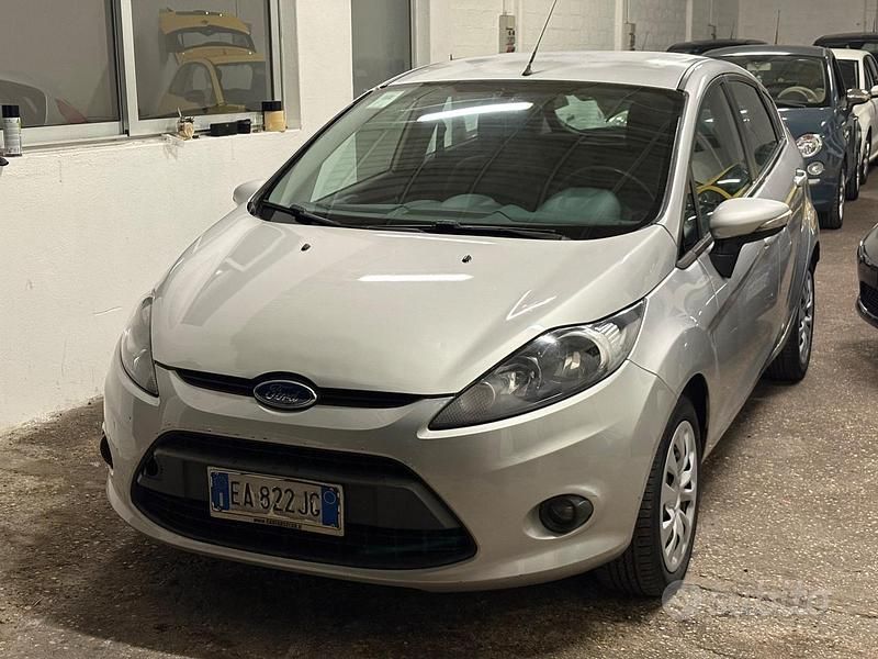 Usata Ford Fiesta Titanium 82 CV (60 kW) 2010 Grigio Utilitaria