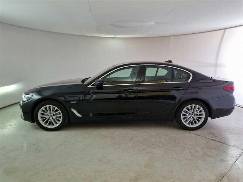 Usato 2022 BMW 530 2.0 El_Benzin 184 CV (40.900 €)