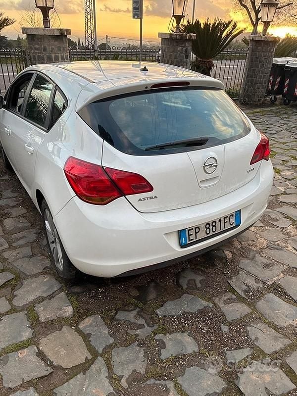 Usata Opel Astra 110 CV (80 kW) 2012 Bianco Berlina