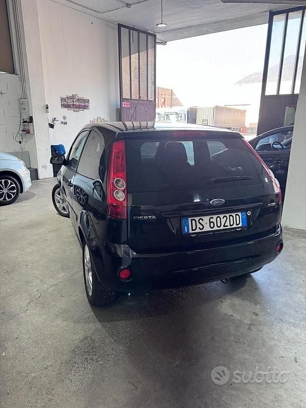 Usata Ford Fiesta Ghia 67 CV (49 kW) 2008 Nero Utilitaria