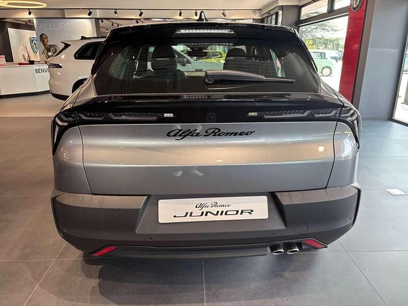 Nuova Alfa Romeo Junior Edizione Speciale 136 CV (100 kW) 2025 Grigio arese con tetto nero SUV