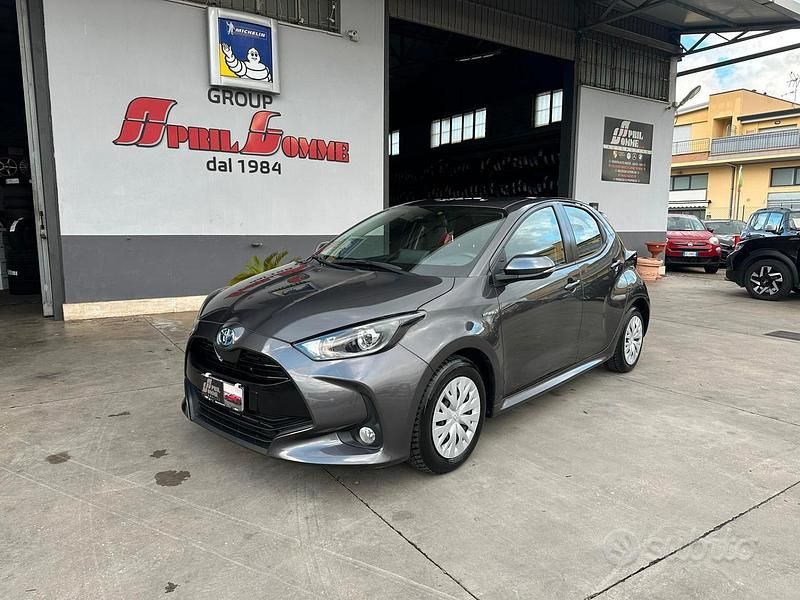 Grigio Usata 2021 Toyota Yaris Hybrid Business Edition Tre volumi | 16.500 € (Buon prezzo) - Immagine 1/4
