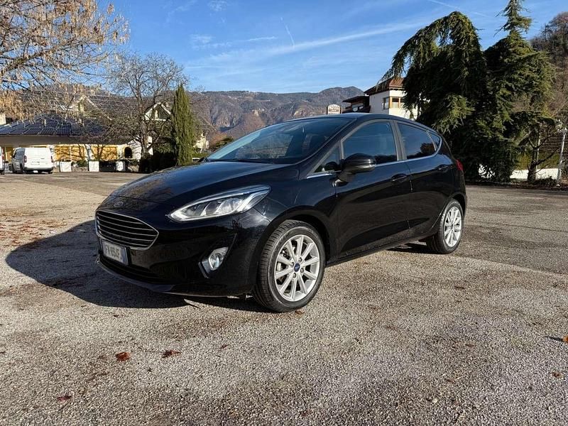 Nero Usata 2019 Ford Fiesta Titanium Tre volumi | 10.700 € (Buon prezzo) - Immagine 1/4