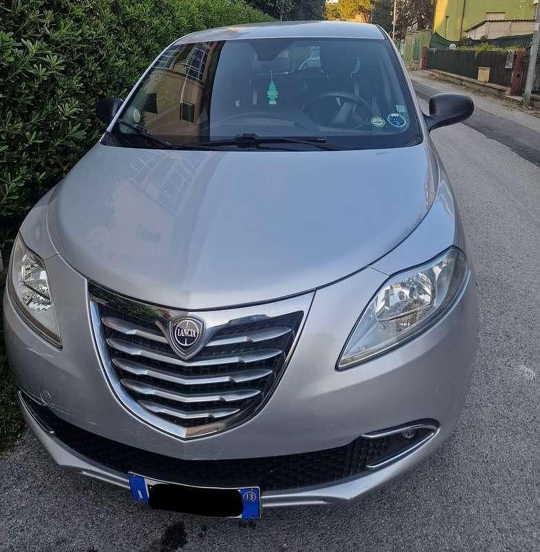 Usata Lancia Ypsilon Silver 80 CV (58 kW) 2013 Argento Utilitaria