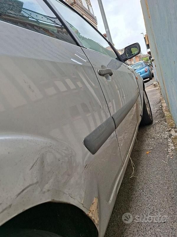 Usata Ford Fiesta 107 CV (78 kW) 2006 Grigio Utilitaria