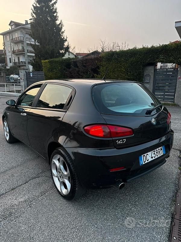 Usata Alfa Romeo 147 120 CV (88 kW) 2006 Nero Utilitaria