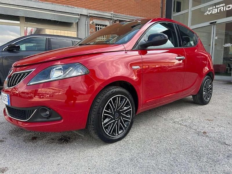 Usata Lancia Ypsilon Gold 69 CV (50 kW) 2023 Rosso Utilitaria