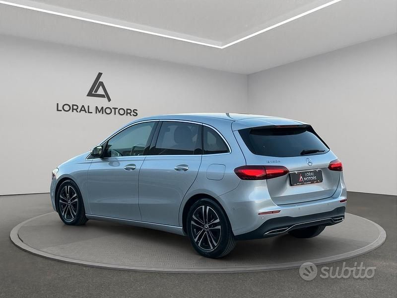Käytetty Mercedes B180 Advanced Plus 116 HP (85 kW) 2023 Harmaa Tila-auto