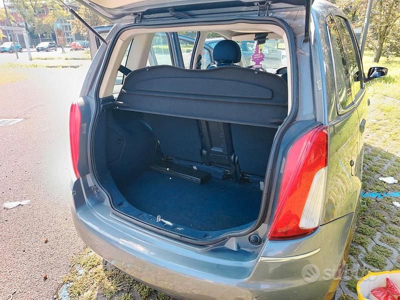 Usata Lancia Musa 90 CV (66 kW) 2009 Grigio Monovolume