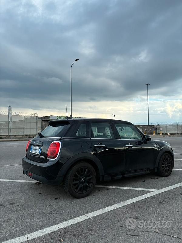 Begagnad Mini Cooper D 116 HK (85 kW) 2019 Svart Halvkombi
