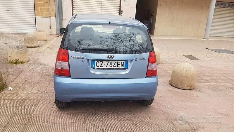 Usata Kia Picanto 75 CV (55 kW) 2005 Blu Utilitaria