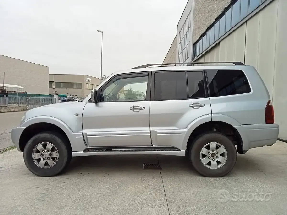 Usata Mitsubishi Pajero 160 CV (117 kW) 2004 Grigio SUV