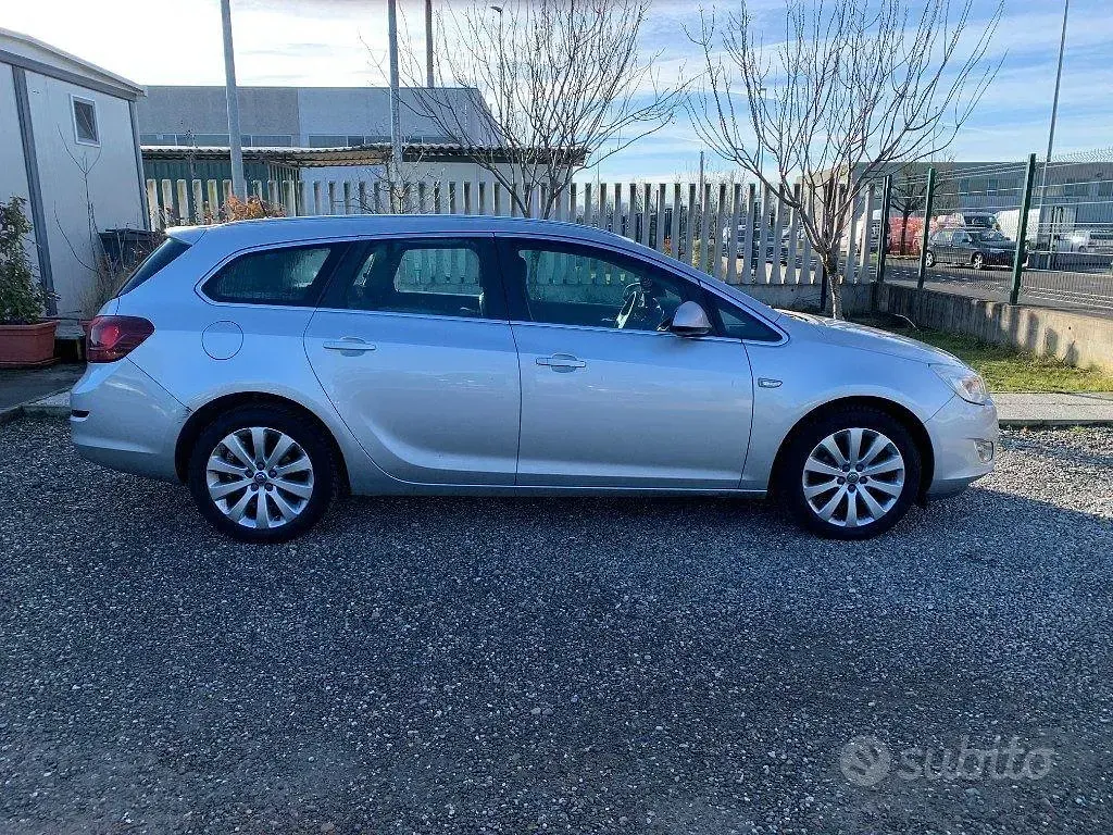 Usata Opel Astra Cosmo 116 CV (85 kW) 2011 Grigio Station wagon