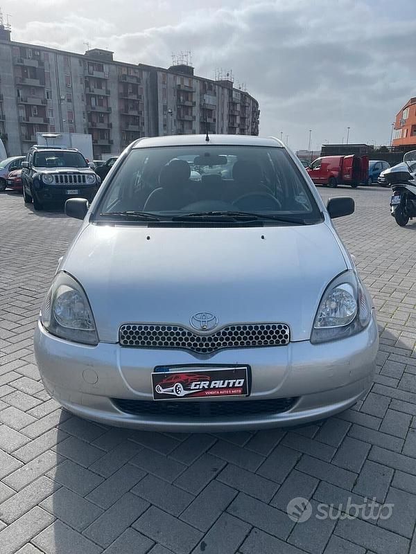 Usata Toyota Yaris 68 CV (50 kW) 2000 Grigio Berlina