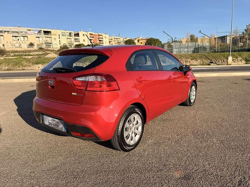 Usata Kia Rio 75 CV (55 kW) 2013 Rosso Berlina