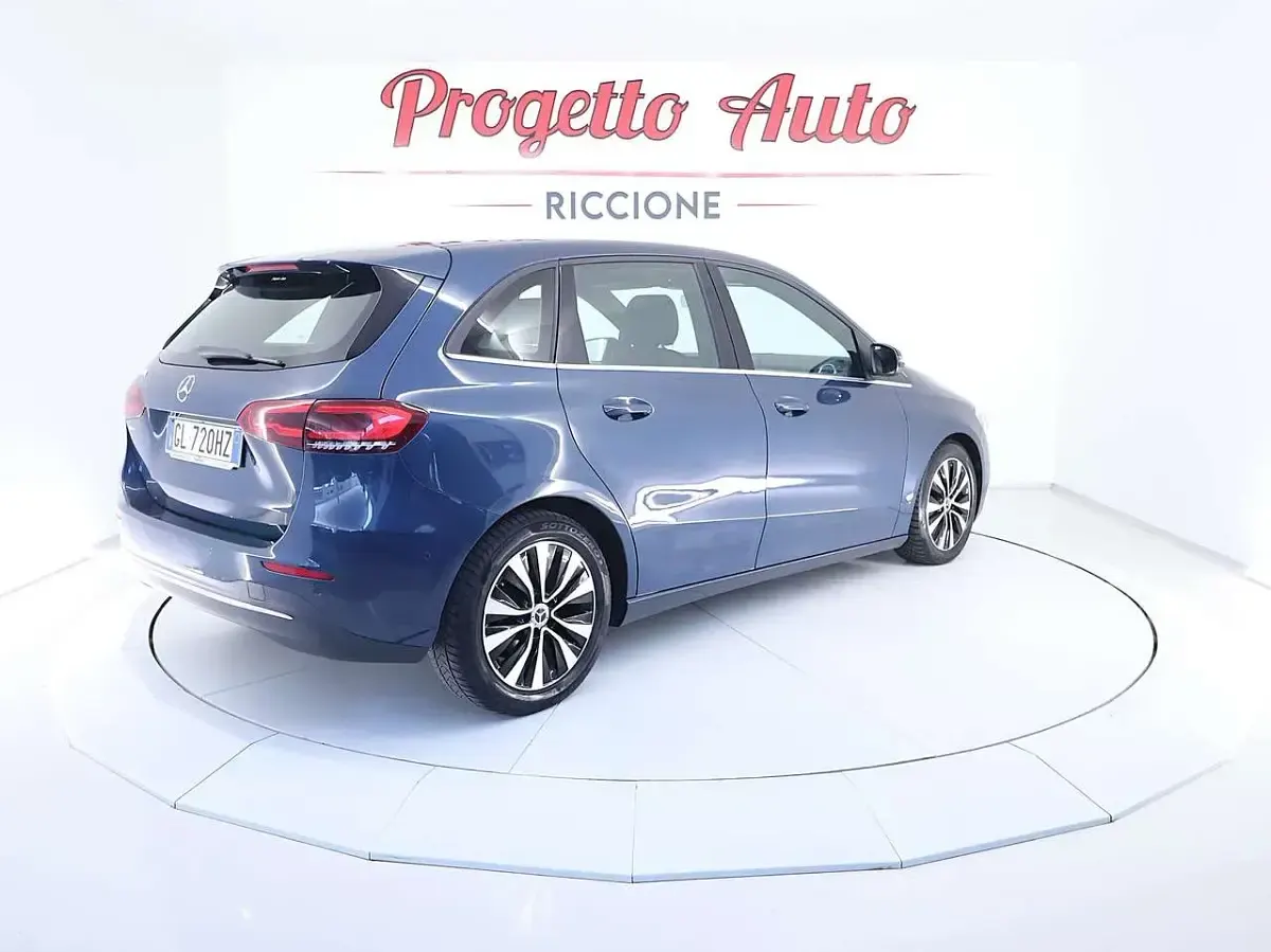 Usata Mercedes B180 Business 116 CV (85 kW) 2022 Blu denim metallizzato Utilitaria