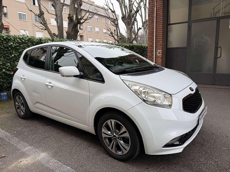 Usata Kia Venga 90 CV (66 kW) 2015 Bianco Utilitaria