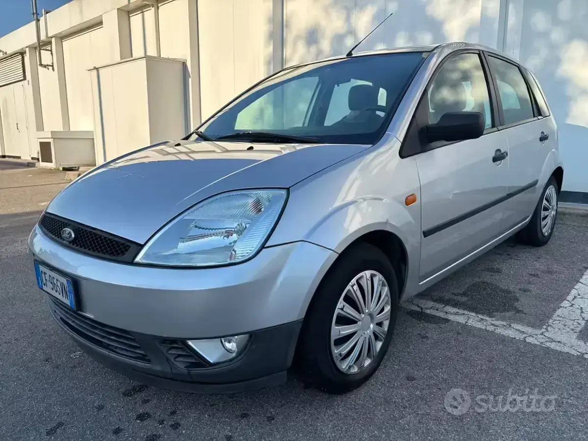 Usado Ford Fiesta 68 HP (50 kW) 2003 Cinzento Citadino