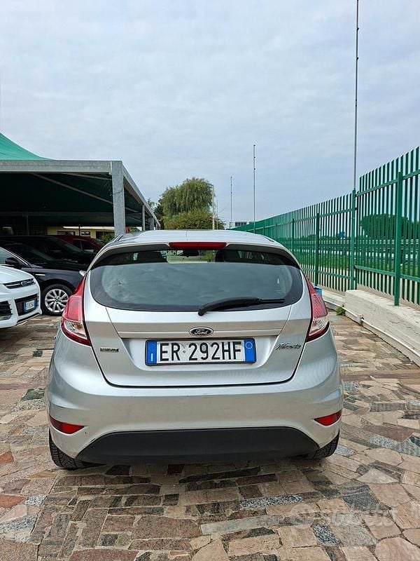 Usata Ford Fiesta Business Edition 75 CV (55 kW) 2013 Grigio Utilitaria