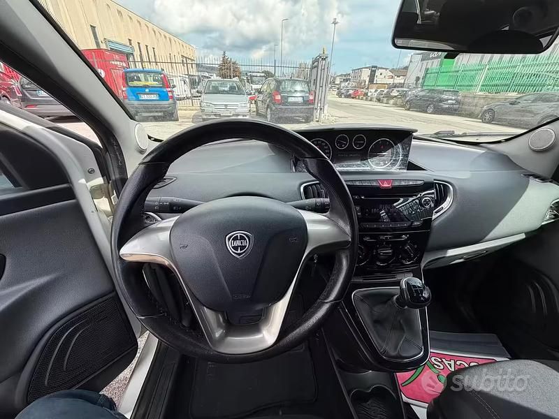 Begagnad Lancia Ypsilon 95 HK (69 kW) 2014 Halvkombi