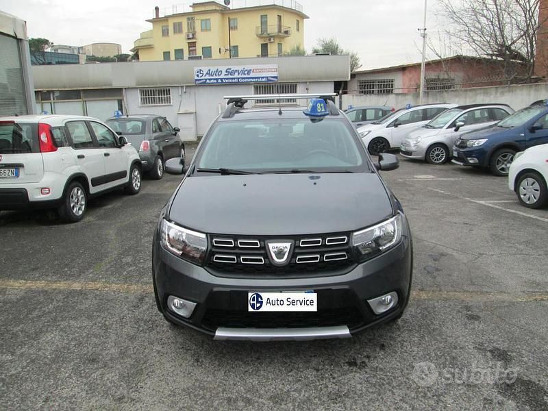 Grigio scuro metallizzato Usata 2017 Dacia Sandero Stepway Due volumi | 7500 € (Buon prezzo) - Immagine 1/4