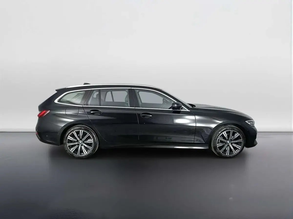Usata BMW 320 Luxury Line 190 CV (139 kW) 2021 Black sapphire metallizzato Station wagon