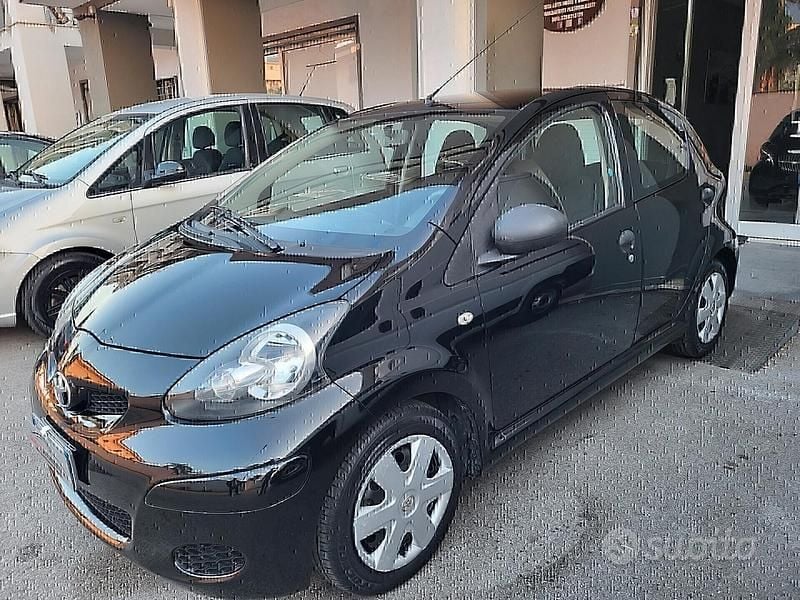 Giallo Usata 2011 Toyota Aygo Due volumi | 5500 € (Cara) - Immagine 1/4