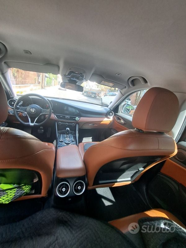 Usata Alfa Romeo Giulia 180 CV (132 kW) 2018 Grigio Berlina