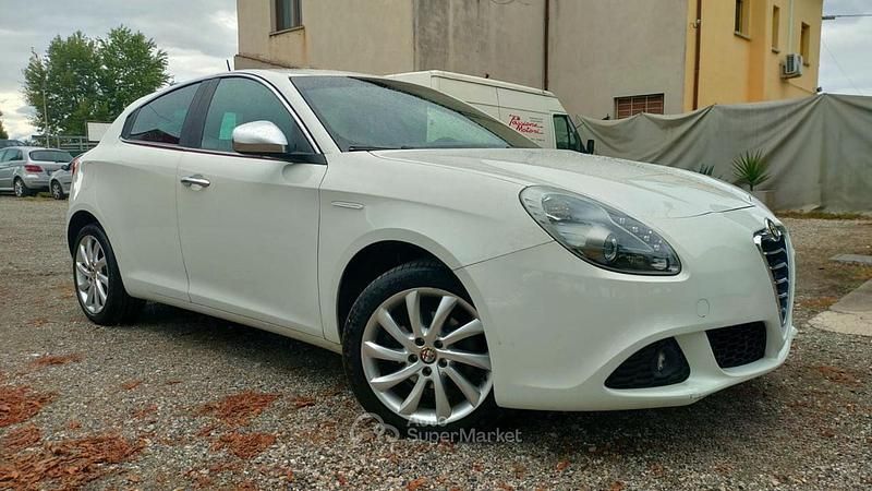 Bianco / pastello Usata 2011 Alfa Romeo Giulietta Distinctive Tre volumi | 7990 € (Cara) - Immagine 1/4