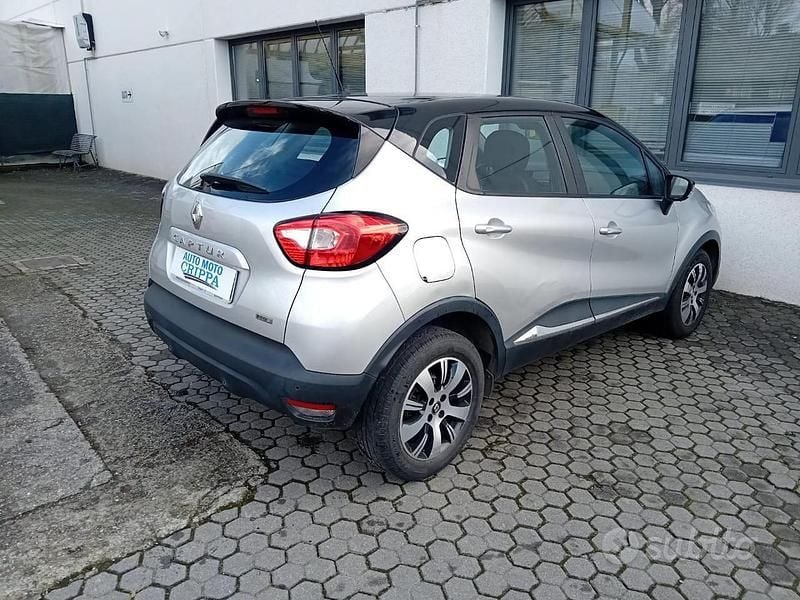 Usado Renault Captur 90 CV (66 kW) 2017 Gris SUV