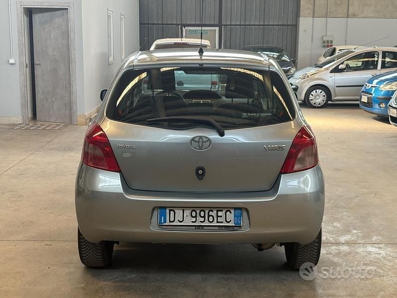 Usata Toyota Yaris Sol 69 CV (50 kW) 2008 Grigio Utilitaria