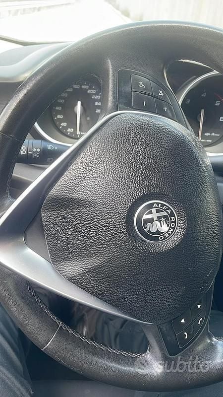 Usado Alfa Romeo Giulietta 120 CV (88 kW) 2019 Gris Utilitario