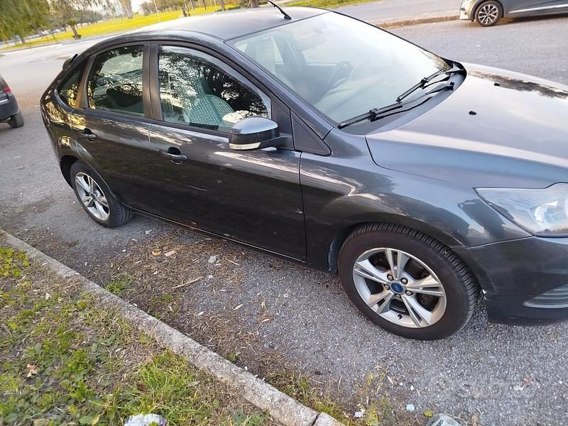 Begagnad Ford Focus 110 HK (80 kW) 2010 Grå Sedan