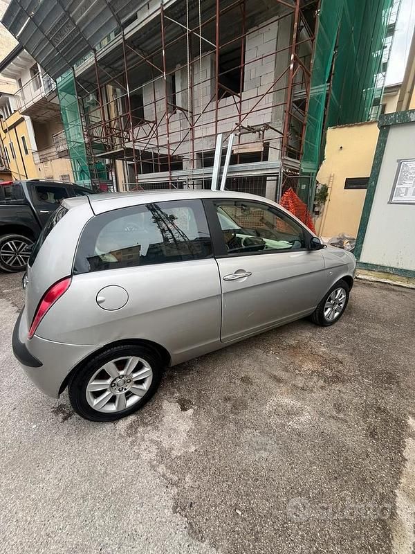 Usata Lancia Ypsilon 70 CV (51 kW) 2004 Grigio Utilitaria