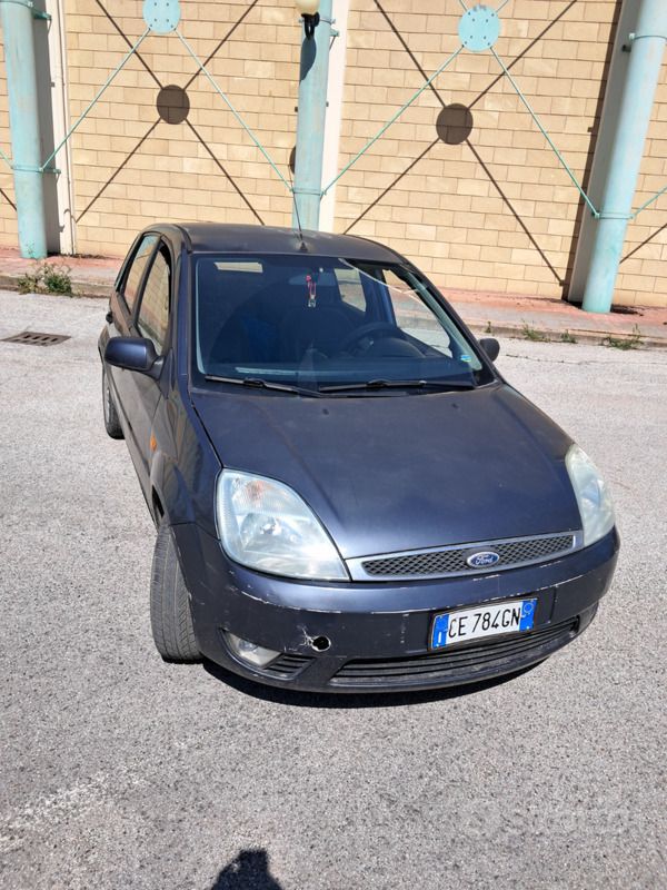 Usata Ford Fiesta 75 CV (55 kW) 2003 Blu Utilitaria