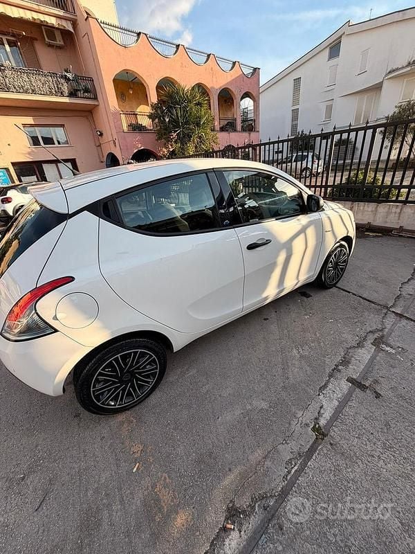 Usata Lancia Ypsilon 69 CV (50 kW) 2018 Bianco Utilitaria