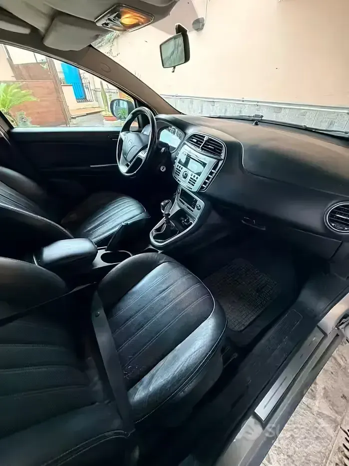 Usata Lancia Delta 90 CV (66 kW) 2013 Verde Utilitaria