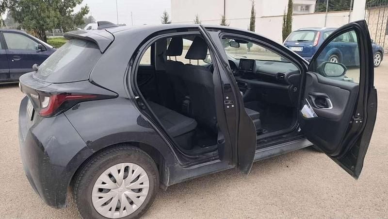 Usata Toyota Yaris Hybrid Cool 75 CV (55 kW) 2021 Blu/azzurro Berlina