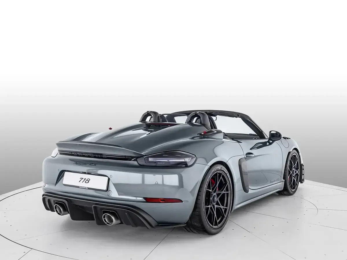 Nuova Porsche 718 Spyder 500 CV (367 kW) 2026 Grigio vanadio metallizzato/capote nera con finiture rosso carminio Cabrio