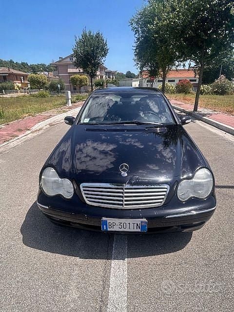 Nero Usata 2001 Mercedes C180 Elegance Tre volumi | 2000 € (Ottimo prezzo) - Immagine 1/4