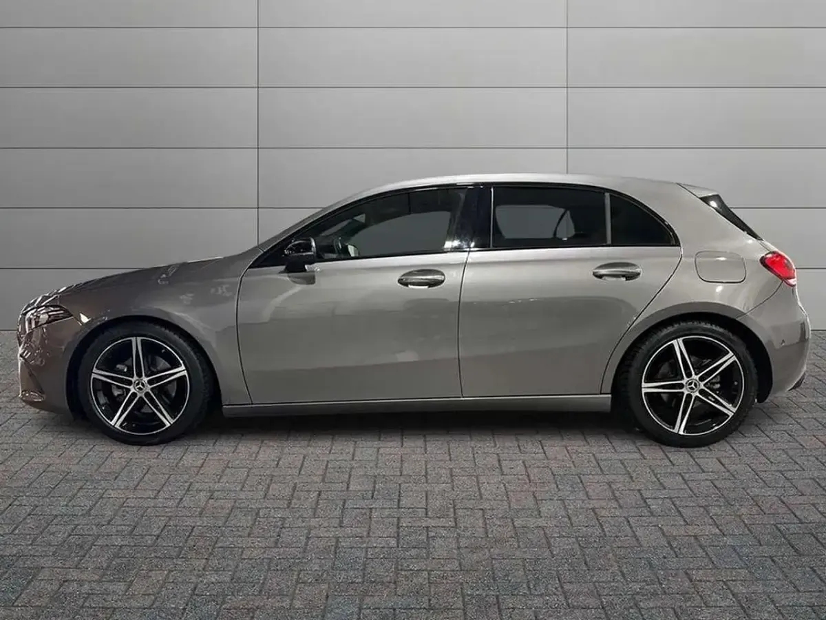 Usata Mercedes A180 Edition 116 CV (85 kW) 2022 Grigio montagna Berlina